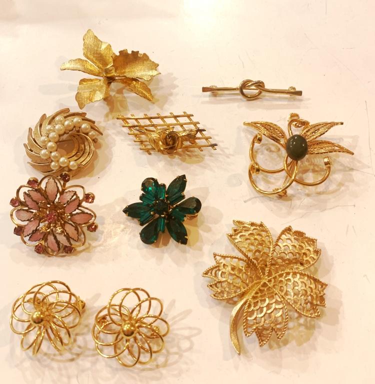 10 GOLD TONE BROOCHES 2 TRIFARI: GREEN, PINK, FLOWER,