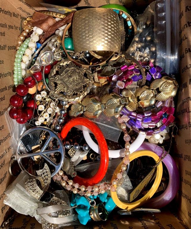 TREASURE HUNT BOX JEWELRY WITH VTG PIECES (1 of 1)