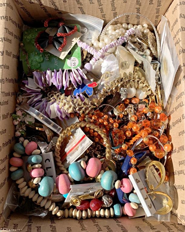 TREASURE HUNT BOX JEWELRY WITH VTG PIECES (1 of 1)