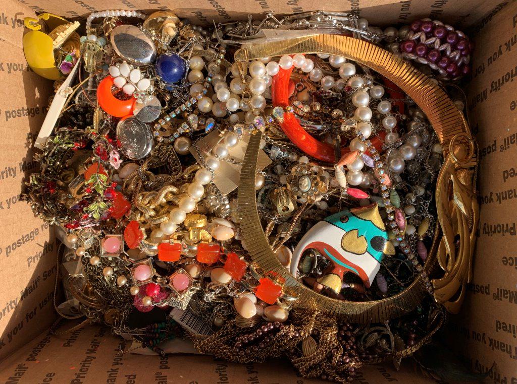 TREASURE HUNT BOX JEWELRY WITH VTG PIECES (1 of 1)