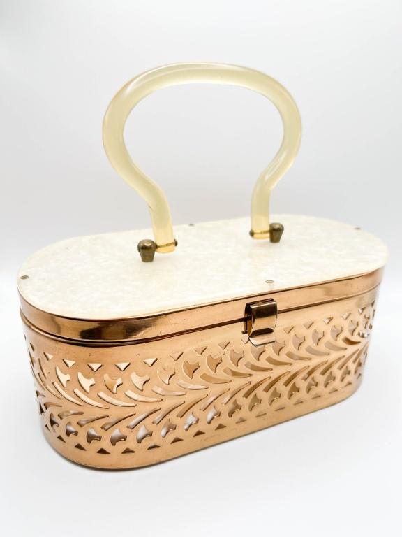 LARGE VUTTAGE METAL CAGE PURSE: LARGE VINTAGE CAGE PURSE , LIUCITE HANDLE? VERY NICE CONDITION