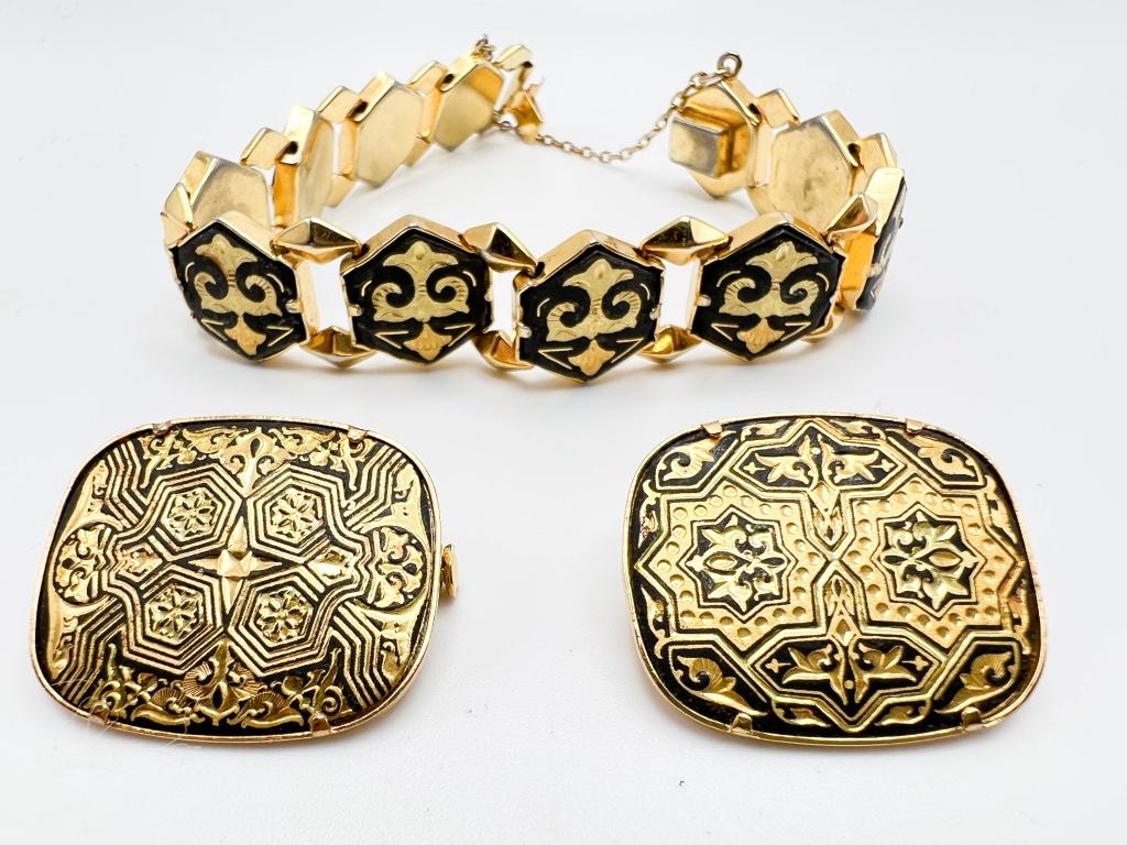 DAMASCENE BRACLET AND TWO BROOCHES: DAMASCENE BRACLET AND TWO BROOCHES