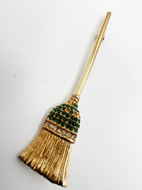 HATTIE CARNEGIE SIGNED BROOM: HATTIE CARNEGIE SIGNED BROOM W STONES, MISS A STONE