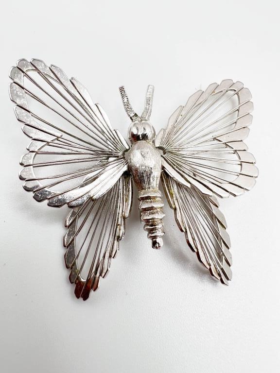 MONET SIGNED BUTTERFLY: MONET SIGNED BUTTERFLY SILVER TONE BROOCH