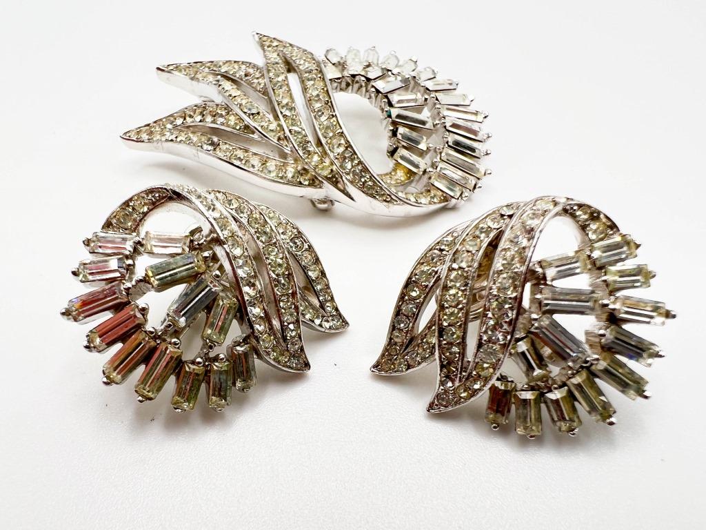 TRIFARI CROWN BROOCH SET (1 of 4)