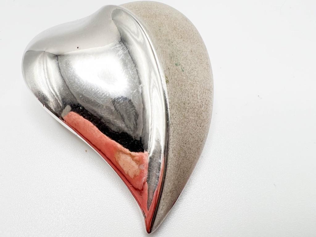 TRIFARI CROWN HEART SWIRL BROOCH (1 of 5)