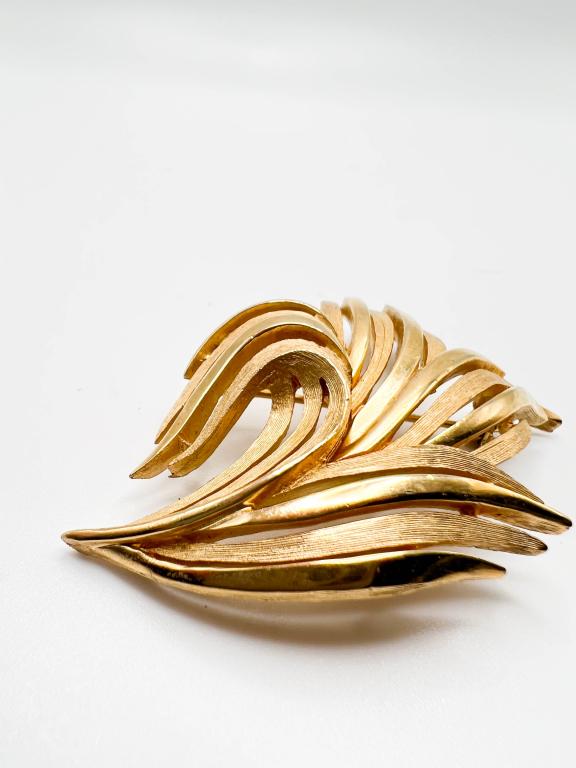 TRIFARI CROWN SWIRL BROOCH: TRIFARI CROWN GOLD TONE MULTIPLE LAYER SWIRL BROOCH