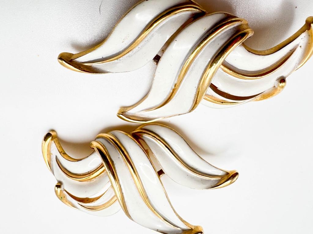 TRIFARI CROWN SIGNED SET (1 of 3)