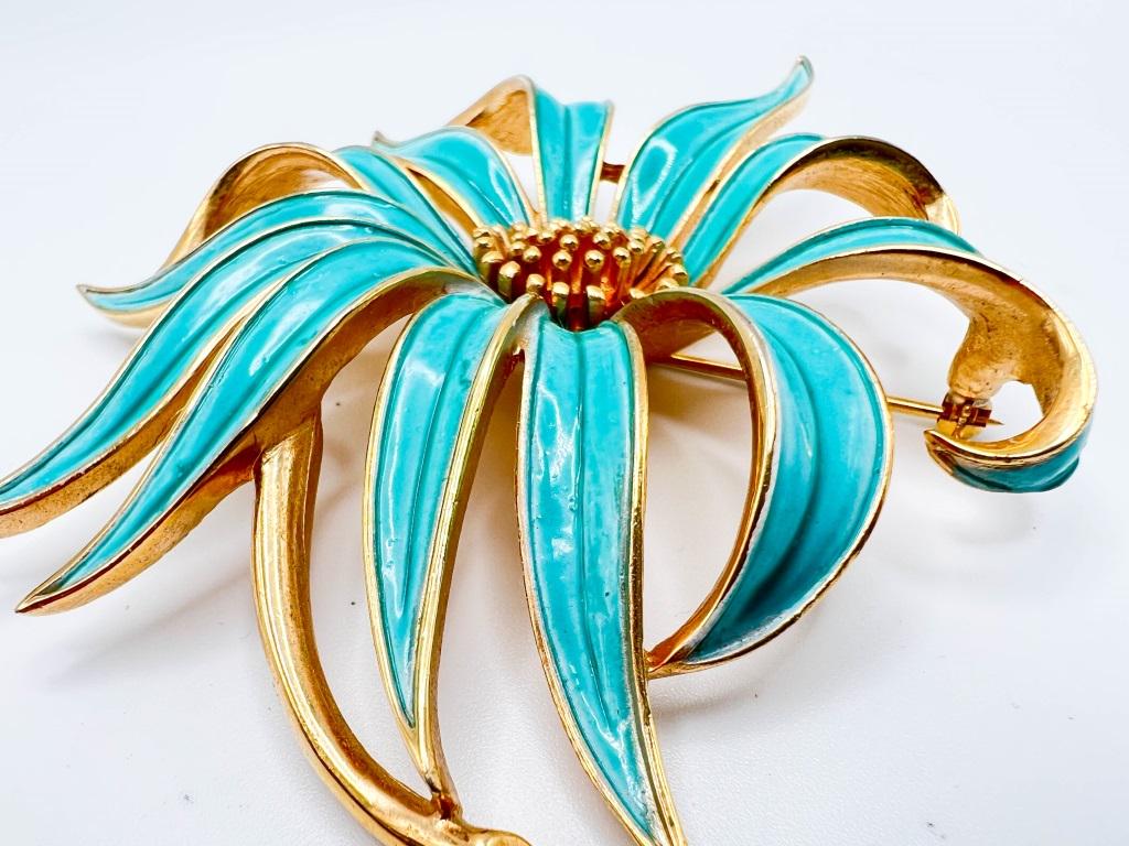 TRIFARI CROWN HUGE FLORAL BROOCH: TRIFARI CROWN HUGE FLORAL BROOCH WITH STEM , MULTI DIMENSONAL, TRULY A STUNNING PIECE !!!!