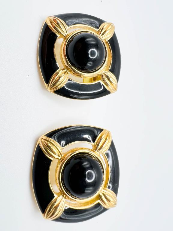 TRIFARI ENAMEL EARRINGS SET: TRIFARI ENAMEL EARRINGS SIGNED SET