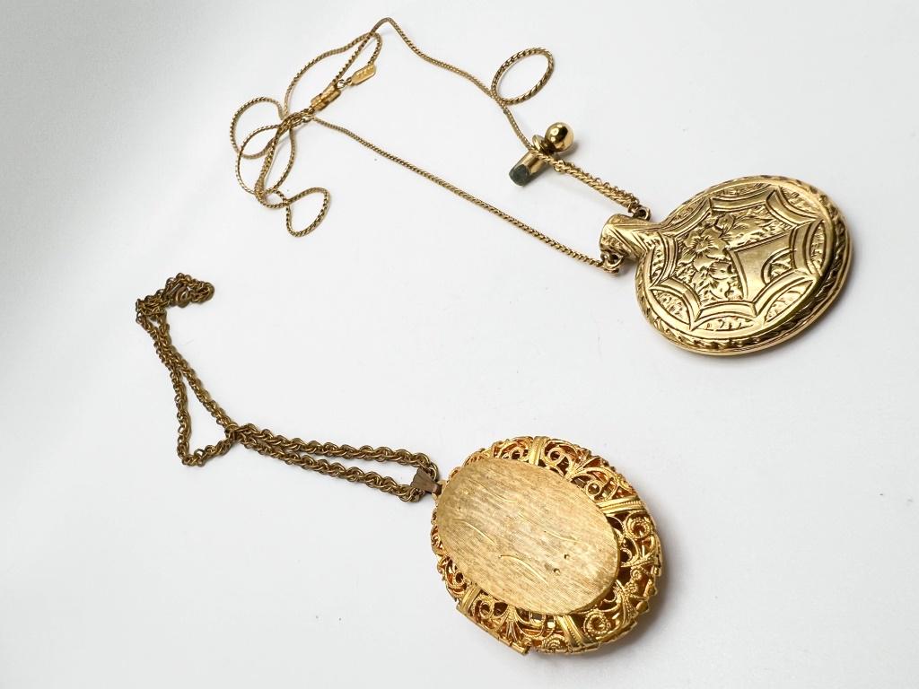 FLORAL POISON FLASK NECKLACE: FLORAL POISON STLYE FLASK BOTTLE WITH STOPPER LID NECKLACE AND OTHER PENDANT NECKLACE