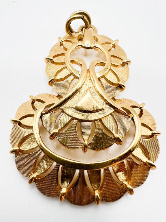 TRIFARI LARGE PENDANT: TRIFARI LARGE PENDANT IN SHINY GOLD TONES