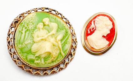 2 CAMEO BROOCHES (1 GREEN, 1 RED) (1 of 3)