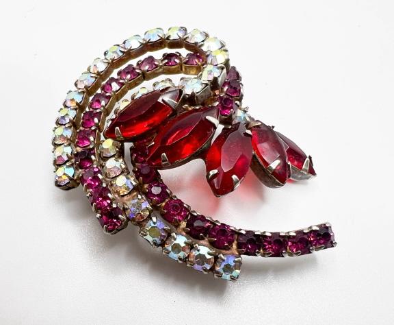 RED & CLEAR RHINESTONE SWIRL BROOCH (1 of 2)
