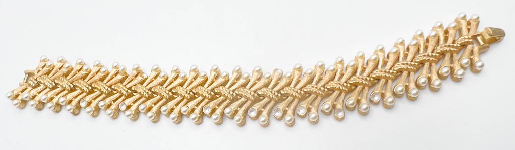 TRIFARI CROWN BRACELET W/ FAUX PEARLS: ON GOLD TONE, VINTAGE CLASSIC STYLE TRIFARI SIGNED BRACELET