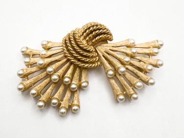 TRIFARI BROOCH W. FAUX PEARLS: GOLD TONE VINTAGE TRIFARI WITH FAUX PEARLSS BROOCH