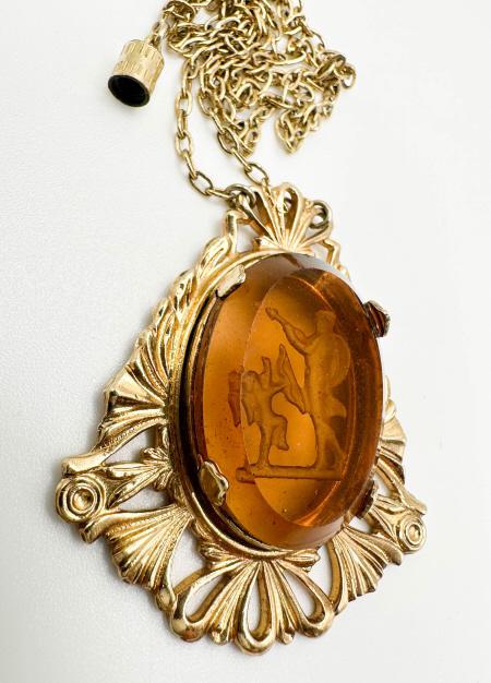 AMBER INTAGLIO PENDANT NECKLACE: AMBER INTAGLIO PENDANT NECKLACE , VINTAGE