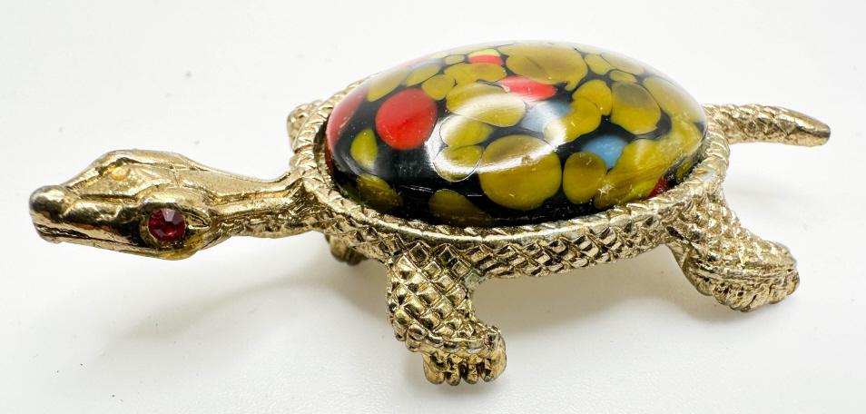 AMAZING TURTLE BROOCH: AMAZING TURTLE BROOCH ! GLASS SHELL, LOOK HOW PRETTY !!!