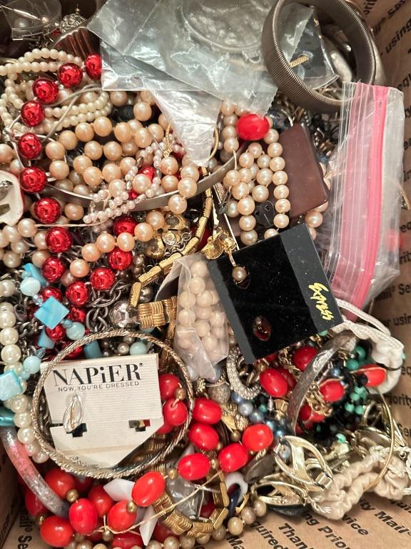 TREASURE BOX !!! IN HOUSE SHIPPING: TREASURE BOX !!! BROKEN JEWELRY FOR CRAFTS AND REPAIR , FAST FLAT RATE PRIORITY IN HOUSE SHIPPING !!!