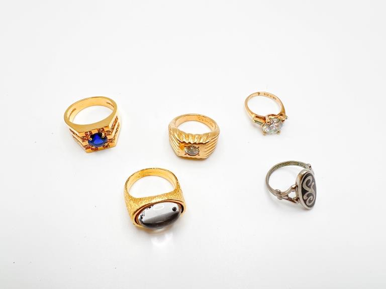 4 GOLD TONE RINGS, 1 SILVER TONE RING: INCLUDES STONES, 3- GENTS, 1 LARGE RHINESTONE SOLITARE