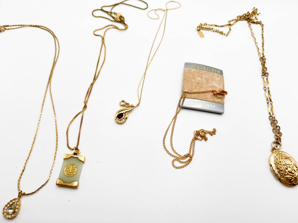 LOT OF GOLD TONE NECKLACE 1 LOCKET: 1 W. STONE PENDANT