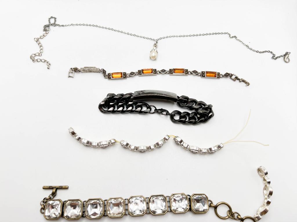 LOT OF ASSORETED BRACELETS: BID NOW!!!