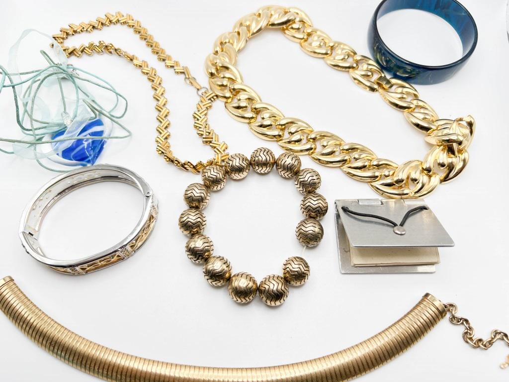 ASSORTED VINTAGE BRACELETS AND NECKLACES: BID NOW!!!