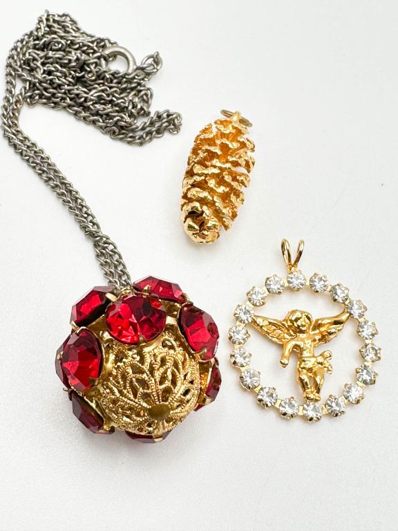 BEAUTIFUL PENDANT BALL (1 of 2)