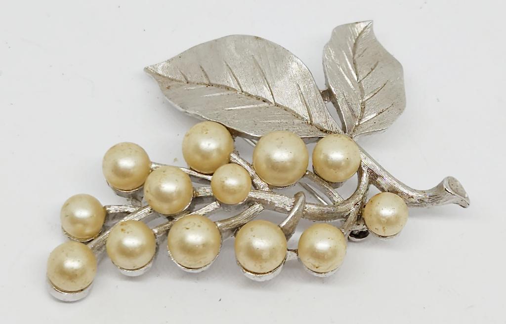 TRIFARI CROWN BROOCH (1 of 3)