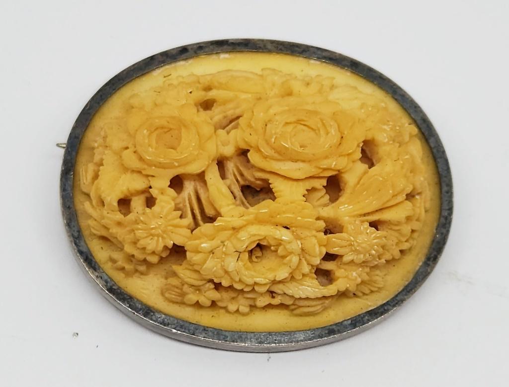 ANTIQUE? CARVED BROOCH (1 of 2)
