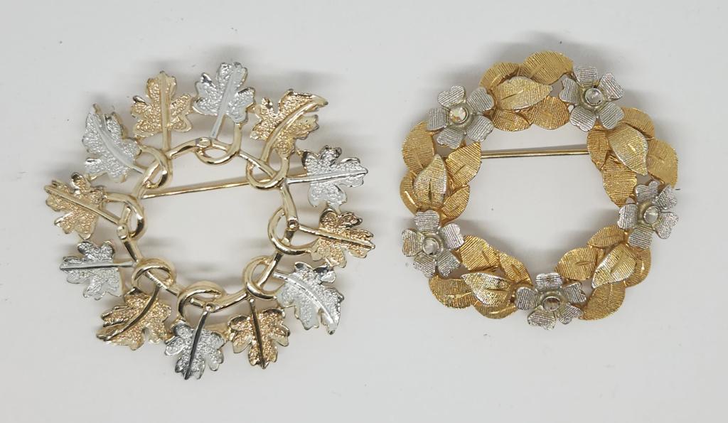 2 FROSTED BROOCH: 2 FROSTED CIRCLE BROOCH IN SILVER AND GOLD TONES LEAES AND FLOWERS