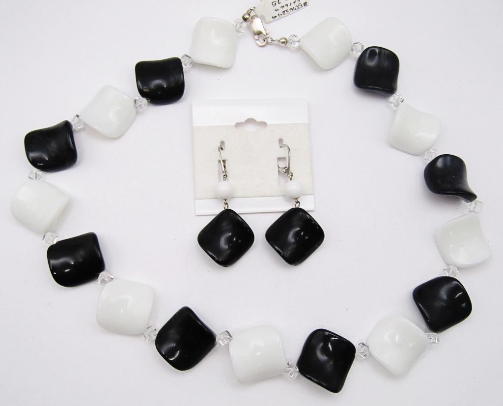 SET! ONYX AND CRÈME STONE BEADED NECKLACE (1 of 3)