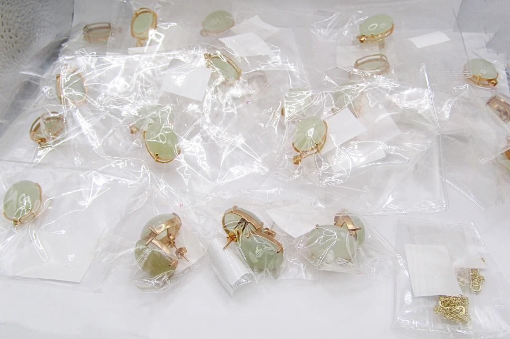 JEWELER'S LOT! (23) 14 KG GOLD TONED PENDANT (1 of 2)