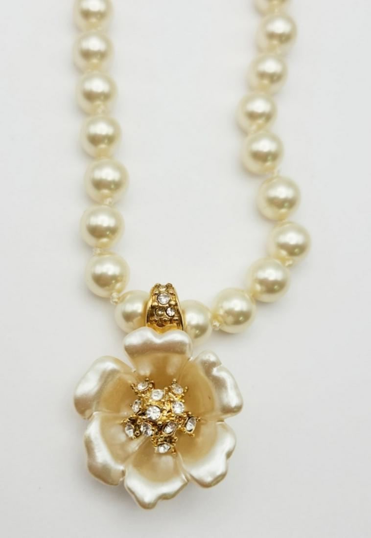 IN BOX! NOLAN MILLER PEARL NECKLACE WITH GOLD: TONED FLOWER PENDANT WITH CREME LUCITE & RHINESTONES-NECKLACE MEASURES 18 INCHES