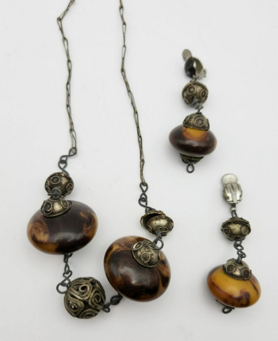 SET! VINTAGE STERLING LINKED NECKLACE WITH: BROWN & YELLOW MARBLE LUCITE BEAD ACCENTS PLUS MATCHING PAIR OF CLIP ON EARRINGS-NECKLACE MEASURES 20 INCHES
