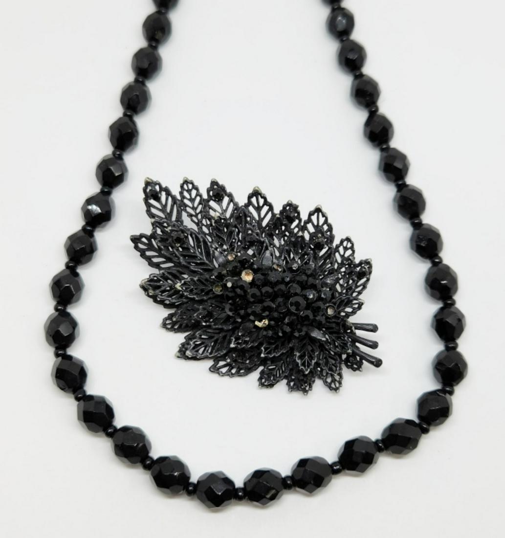 VINTAGE BLACK METAL LEAF BROOCH WITH BLACK (1 of 3)