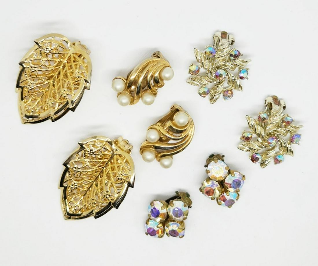 4-PAIRS OF VTG GOLD TONED CLIP ON EARRINGS (1 of 5)