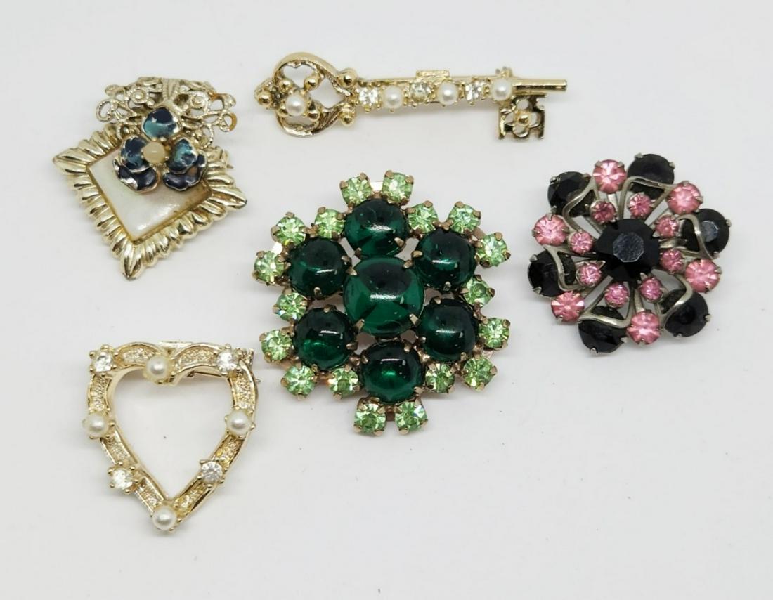 5-VINTAGE BROOCHES/PINS-LUCITE-RHINESTONES: FAUX PEARLS & MORE!