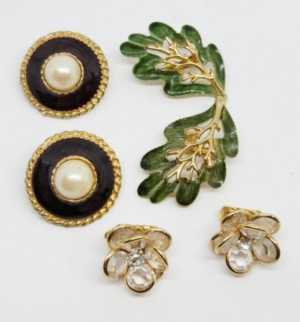3-PAIRS OF VTG GOLD TONED CLIP ON EARRINGS (1 of 3)