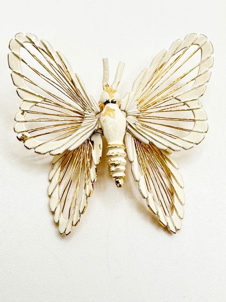 MONET SIGNED BUTTERFLY BROOCH: MONET SIGNED BUTTERFLY BROOCH, NEEDS PAINT TOUCH UP, VINTAGE SIGNED MONET BUTTERFLY
