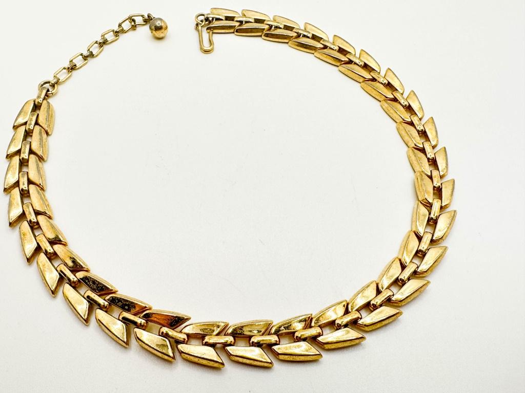 TRIFARI SIGNED NECKLACE: TRIFARI SIGNED GOLD TONE NECKLACE