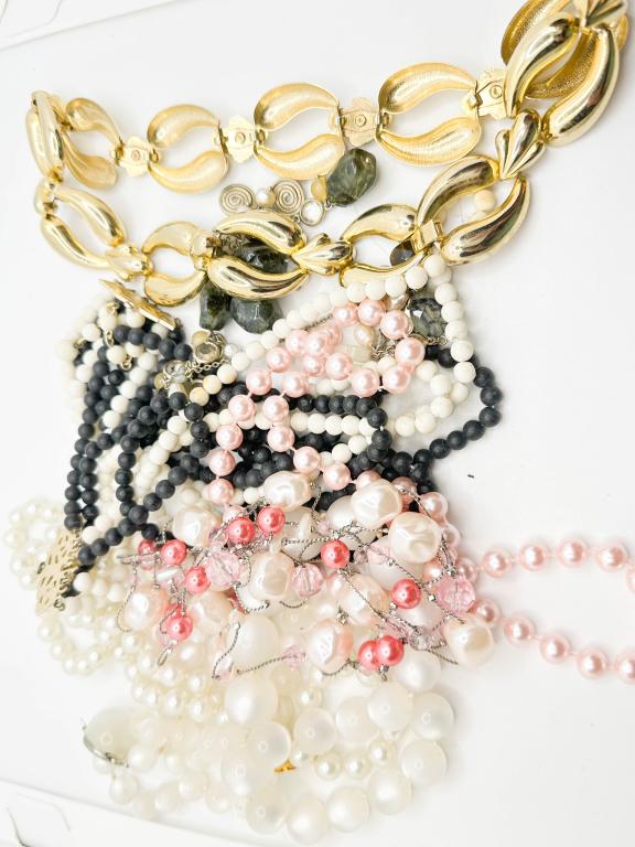 NECKLACE ASSORTMENT: NECKLACE ASSORTMENT , SOME HEAVY , MULTI COLOR