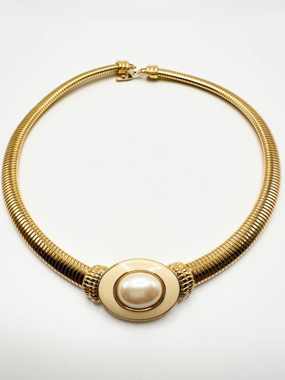 MONET SIGNED NECKLACE: MONET SIGNED CHOKER NECKLACE WITH FAUX PEARL LARGE STONE SETTING