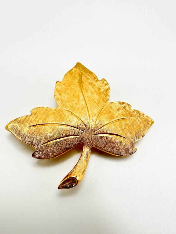 MONET SIGNED LEAF BROOCH: MONET SIGNED LEAF BROOCH IN GOLD TONES