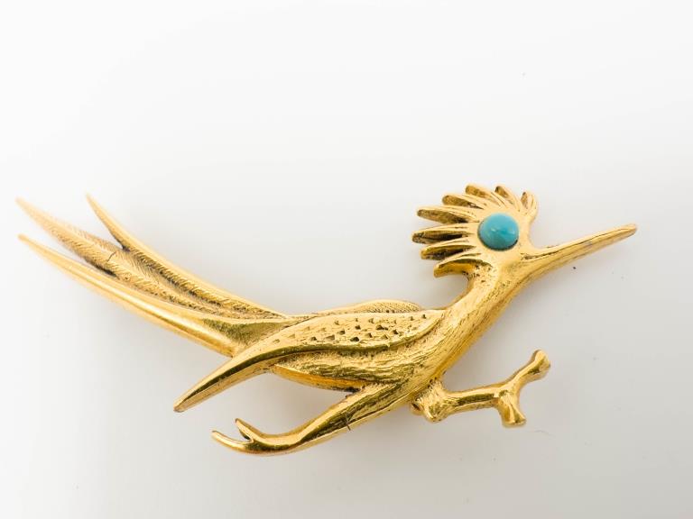 ROADRUNNER BROOCH: ROAD RUNNER BROOCH WITH TURQUISE COLOR EYES IN GOLD TONE