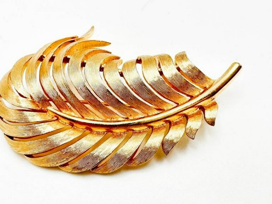 TRIFARI CROWN SIGNED BROOCH (1 of 4)