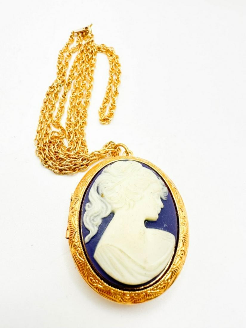 LARGE CAMEO LOCKET NECKLACE: LARGE CAMEO LOCKET NECKLACE