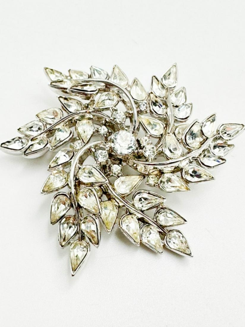 TRIFARI SIGNED STONE BROOCH (1 of 3)