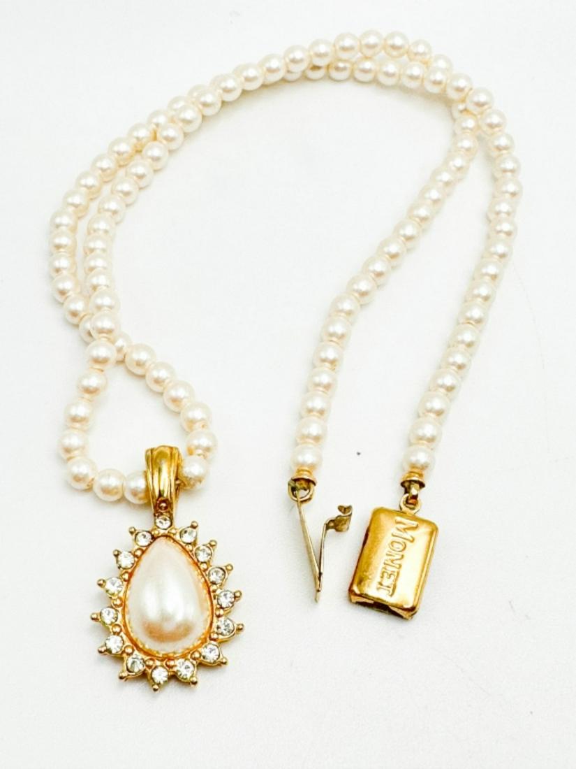 MONET PENDANT NECKLACE: MONET PENDANT NECKLACE , VINTAGE MONET WITH STONE SURROUND ON FAUX PEARLS NECKLACE , SIGNED MONET