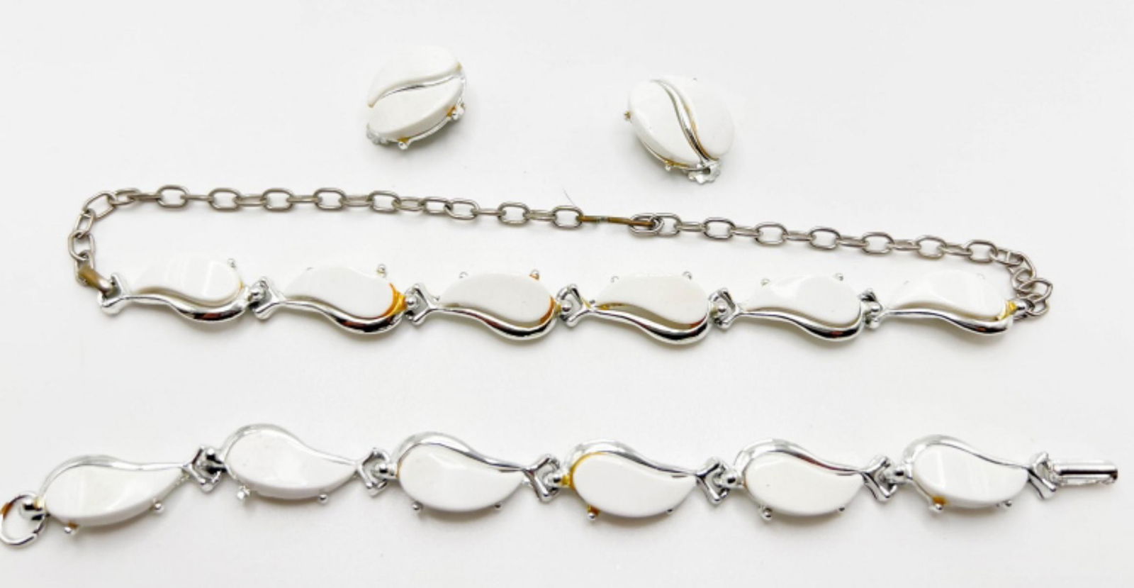 VINTAGE NECKLACE SET with WHITE ACCENTS (1 of 2)